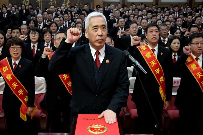 江苏省高院举行宪法宣誓活动