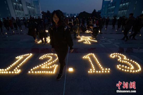 南京大学生烛光祭奠30万遇难同胞