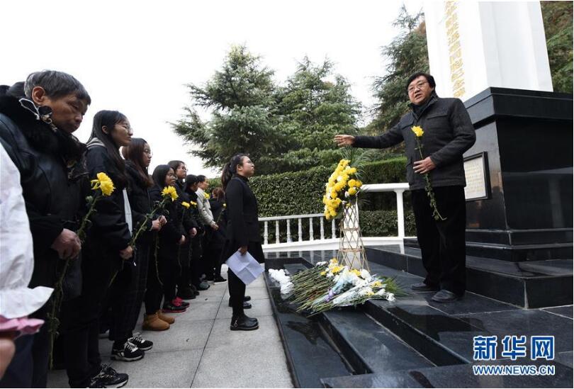 南京：市民学生在草鞋峡祭奠大屠杀遇难同胞