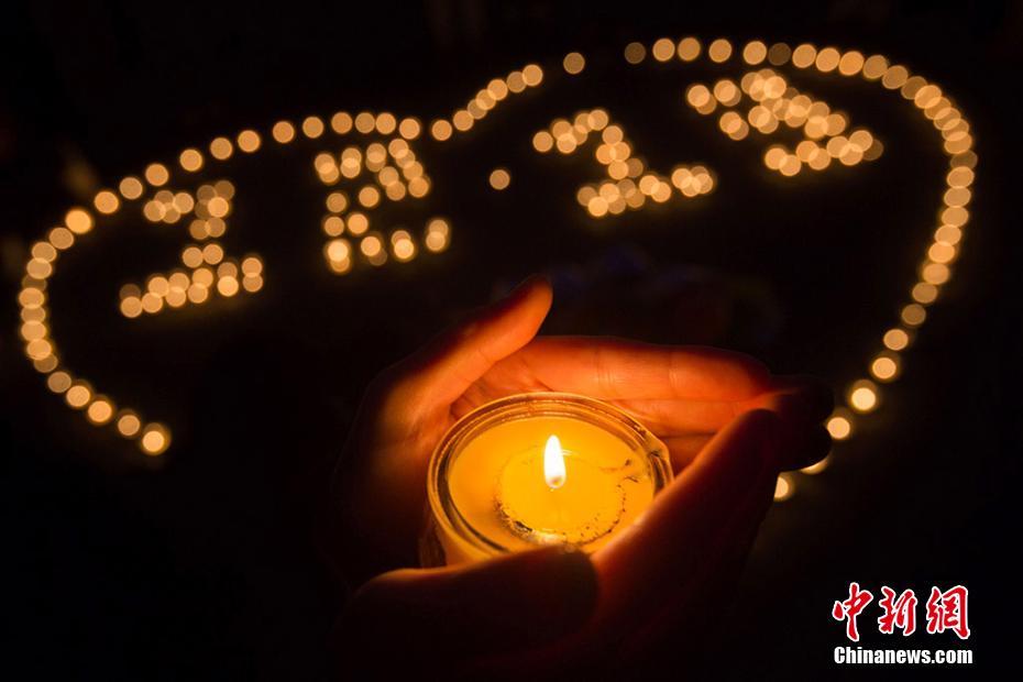 南京大学生点亮烛光悼念遇难同胞