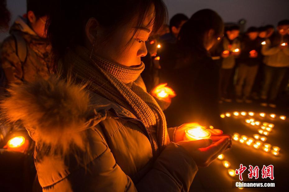 南京大学生点亮烛光悼念遇难同胞