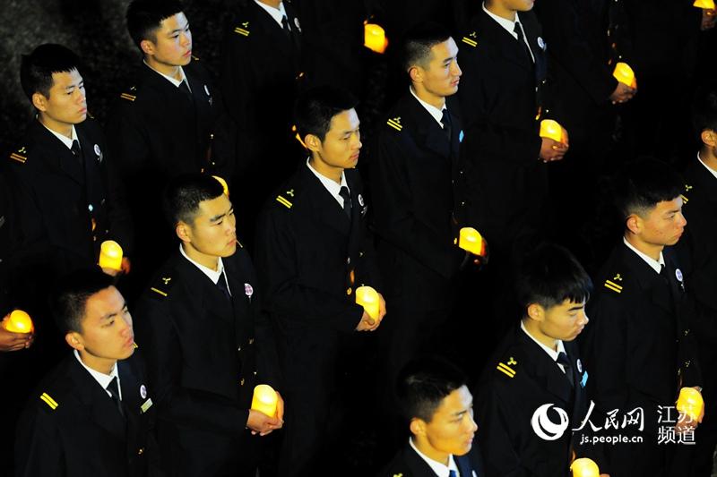 烛光寄托哀思 南京举行烛光祭悼念南京大屠杀遇难者