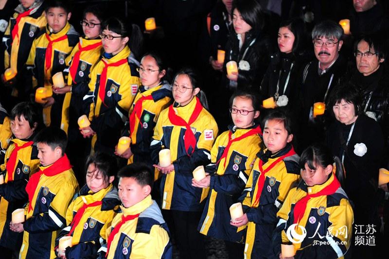 烛光寄托哀思 南京举行烛光祭悼念南京大屠杀遇难者