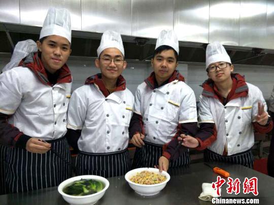 105名马来华裔少年赴扬州学做扬州炒饭