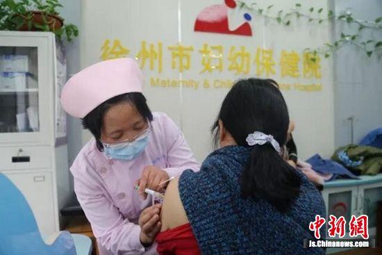 四价宫颈癌疫苗落地徐州 近46周岁适龄女性扎堆接种