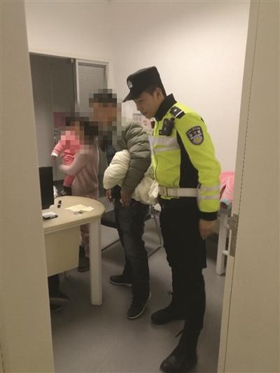 女婴高速上突发抽搐 南京交警开道车辆让行