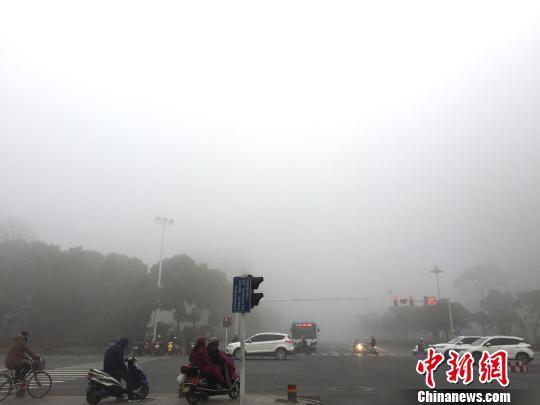 江苏大雾红色预警 境内多条高速特级管制