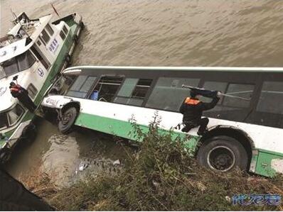 常州一公交车被撞入京杭运河 5人受伤均无大碍