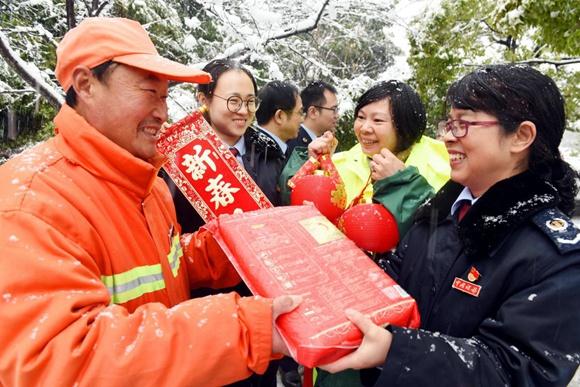 南京地税党员代表慰问一线扫雪环卫工人