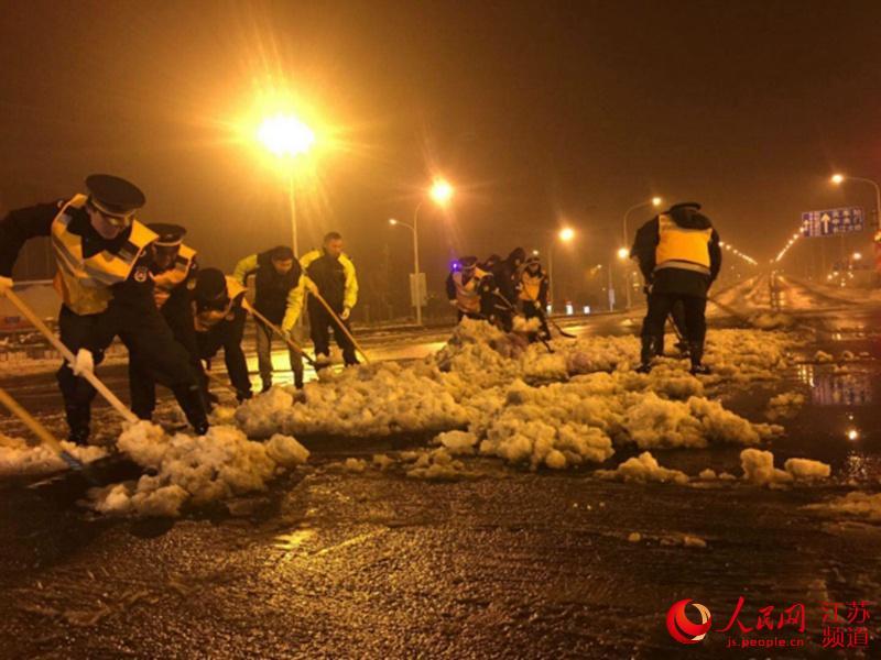 南京城管出动1万余人次连夜扫雪 保障出行安全