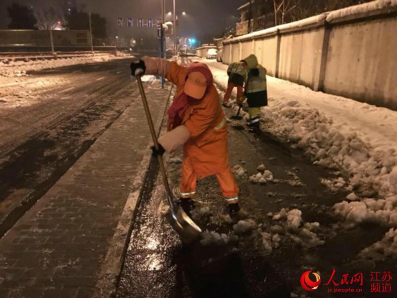 南京城管出动1万余人次连夜扫雪 保障出行安全