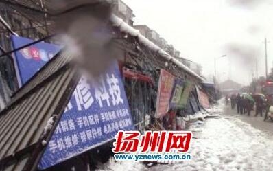 大雪压垮雨棚 扬州10余被困人员被成功救出