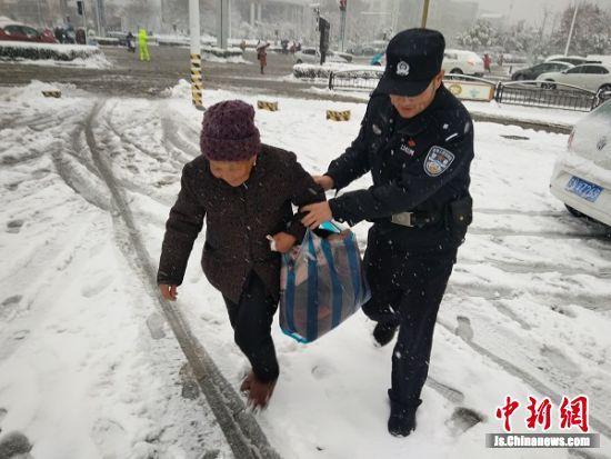 暴雪后开启冰冻模式 泗阳民警救助多位受困群众