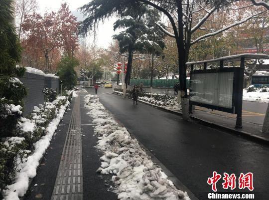 南京暴雪后数万人彻夜街头扫雪除冰 市民点赞