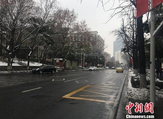 南京暴雪后数万人彻夜街头扫雪除冰 市民点赞