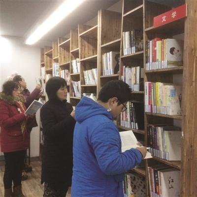 南京一社区24小时图书室提供自助借还书服务