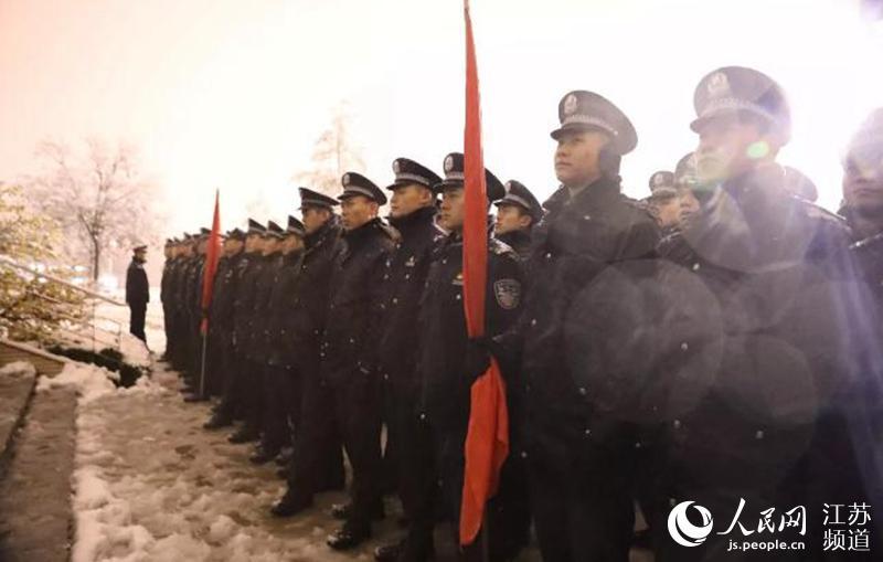南京除雪剪影：警校学生用青春热血融化冰雪