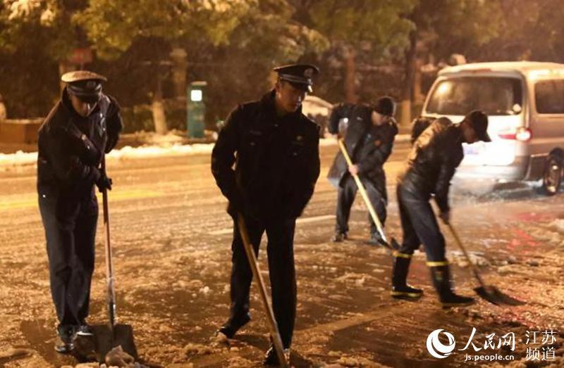 南京除雪剪影：警校学生用青春热血融化冰雪