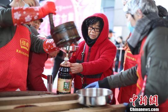 南京市民免费打酱油“寻找记忆里的年味”