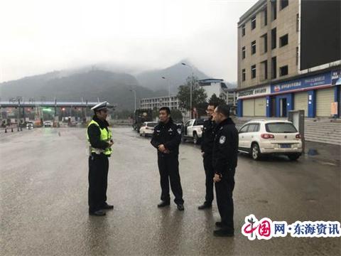 黔南州交警支队副支队长莫龙一行深入福泉市公安交通管理局督促检查