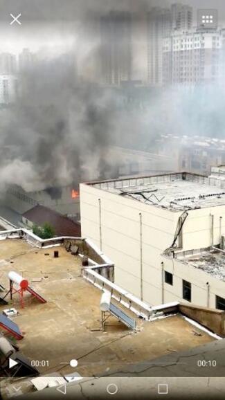 淮安一厂房着火浓烟翻滚 临近住宅玻璃被烧烫
