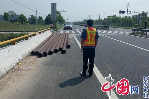 靖江公路站巡查清除路面堆积钢管