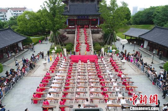中国古筝日 泰州数百古筝爱好者弹奏《渔舟唱晚》