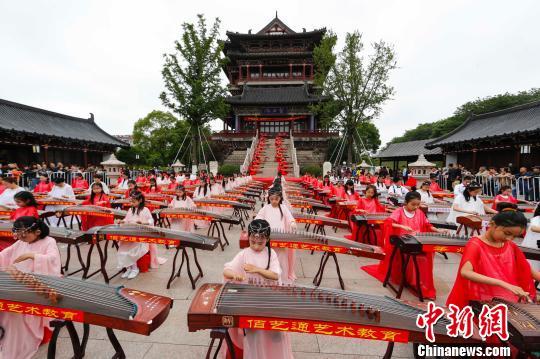 中国古筝日 泰州数百古筝爱好者弹奏《渔舟唱晚》
