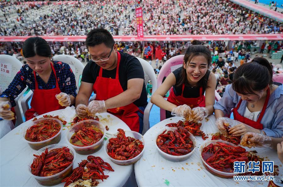 江苏盱眙：5万人共享“龙虾宴”