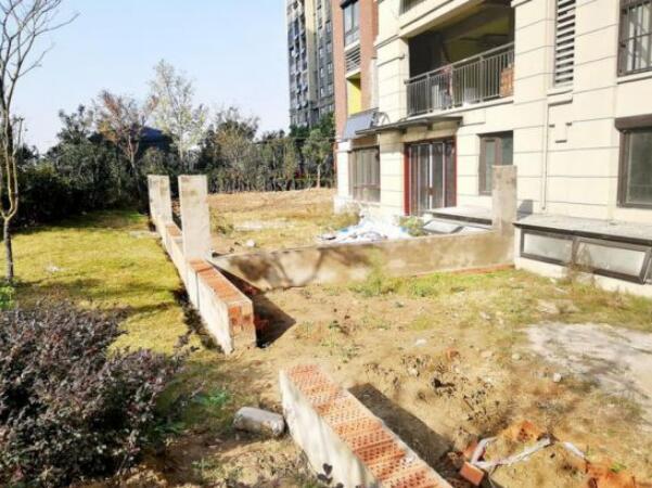 淮安绿地世纪城五期出现许多个违建“私家花园”