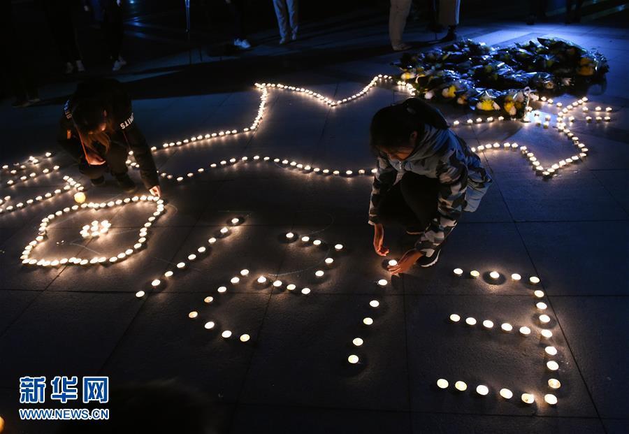 南京：大学校园烛光寄哀思