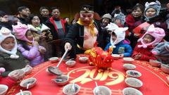 腊八粥飘香 “猪八戒”在南京玄奘寺为市民盛粥