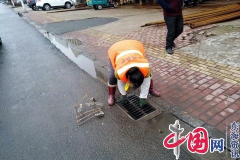 靖江公路站修复多处破损堵塞雨水篦子