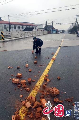 靖江公路站巡查中清除路面砖块抛洒物