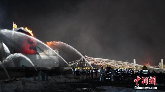 直击盐城化工厂爆炸现场 亲历者讲述：巨响后房屋倒塌