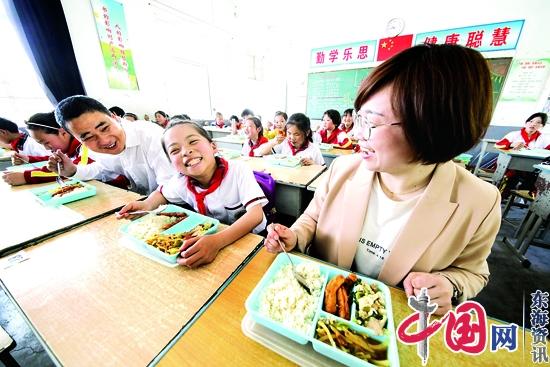江苏淮阴丁集镇中心小学校长和师生一起午餐