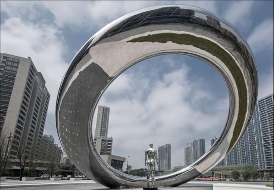 良渚大型原创公共艺术作品《众妙之门》“五一”吸睛