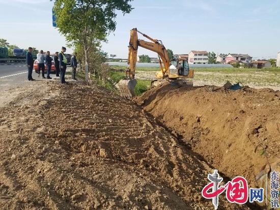 江苏淮阴路政全力恢复被擅自填埋的公路排水沟