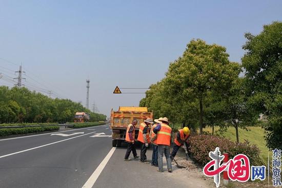 靖江公路站对国省干线路肩进行修整