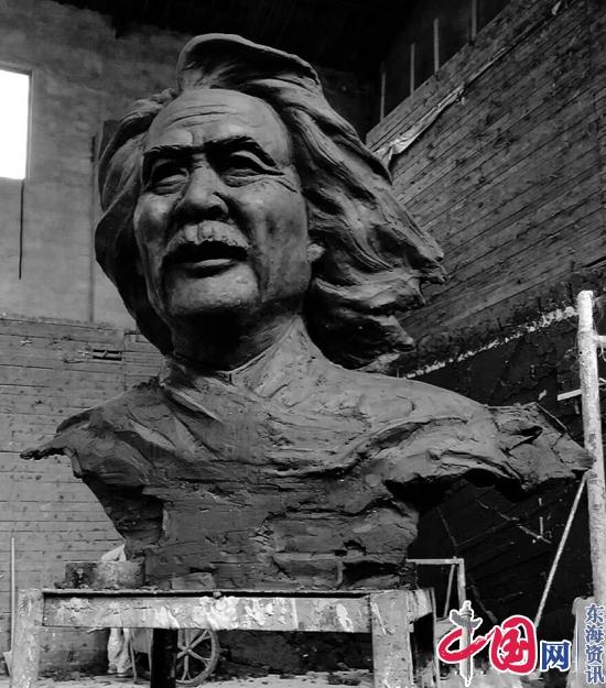 著名山水画家洪谷子雕像惊艳亮相 艺术气质满满