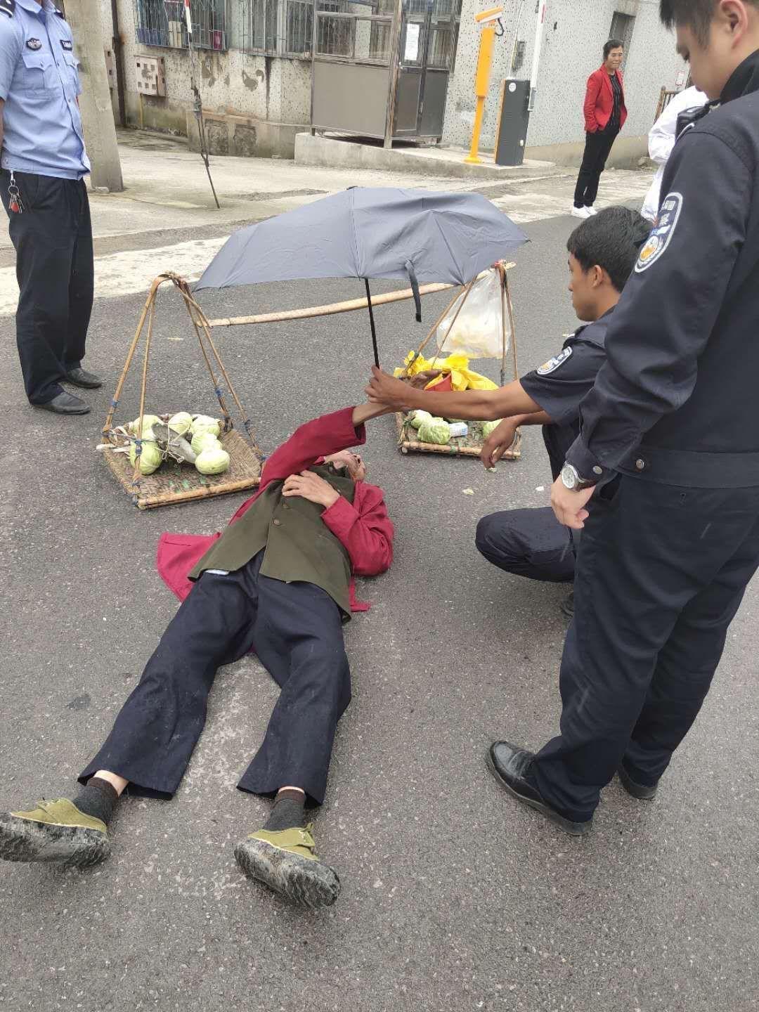 兴达路街道：醉酒老人摔倒，巡防队员及时救助-大河新闻