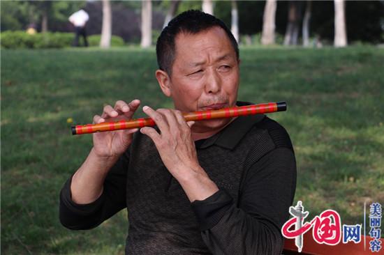 句容65岁的泥瓦匠自学吹笛  用乐曲祝福祖国生日