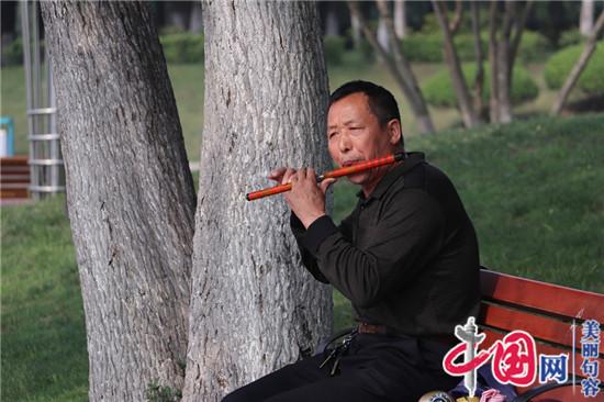 句容65岁的泥瓦匠自学吹笛  用乐曲祝福祖国生日