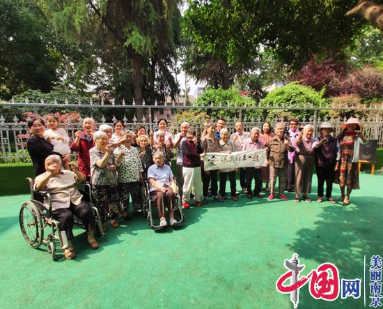 众多南京残疾人士今天到老年公寓为老人义演