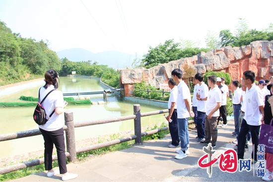 无锡市自然资源和规划局滨湖分局开展登山宣传活动迎接全国土地日