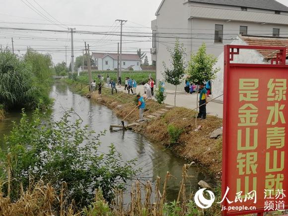 江苏海门宣传系统“四力”教育活动走进村居 现场捐赠3000元图书