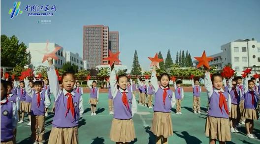 连云港东海县万名师生同唱《我和我的祖国》 用歌声表达对祖国的热爱。