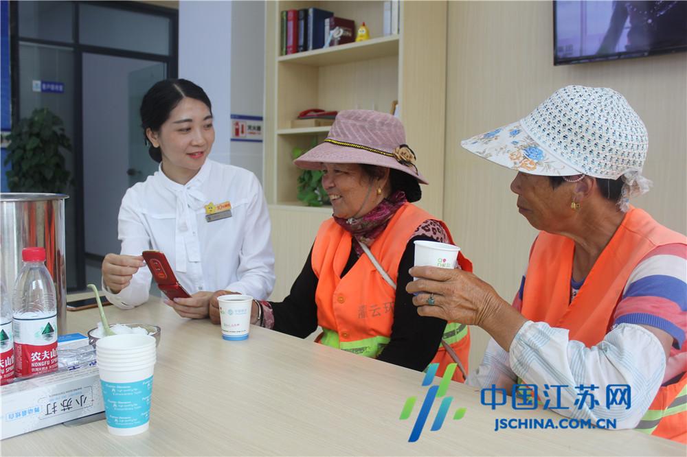 连云港移动灌云分公司开展暑期为环卫工人送清凉活动