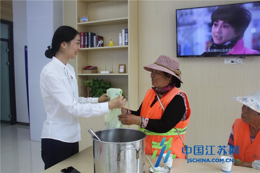 连云港移动灌云分公司开展暑期为环卫工人送清凉活动