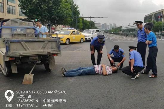 连云港城管海州一大队执法人员路遇交通事故暖心救场